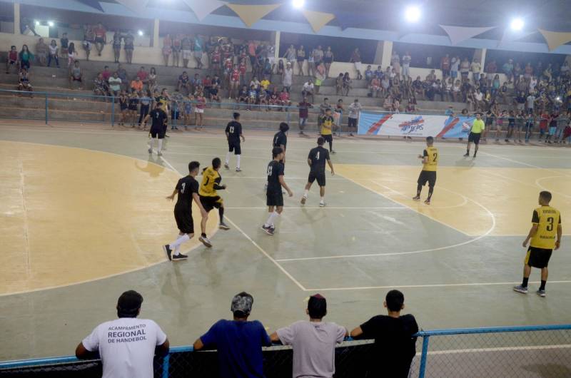 A etapa regional dos Jogos Estudantis Paraenses (Jeps), realizada de 16 a 19 de maio, no município de Igarapé-Açu, no nordeste do Estado, selecionou os times que vão disputar a etapa estadual, em junho, em Belém. Depois dos quatro dias de disputas, Castanhal foi apontada como a delegação que levará para a próxima etapa o maior número de times.
FOTO: RAI PONTES / ASCOM SEDUC
DATA: 20.05.2018
IGARAPÉ-AÇU - PARÁ <div class='credito_fotos'>Foto: Rai Pontes/Ascom Seduc | <a href='/midias/2018/originais/88cb757d-2ec8-4444-b553-daaac5cc3f98.jpg' download><i class='fa-solid fa-download'></i> Download</a></div>