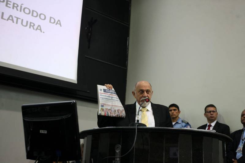 O governador Simão Jatene (foto) entregou, na manhã desta terça-feira (6), a "Mensagem Governamental do Pará à Assembleia Legislativa 2018", em sessão especial que abriu os trabalhos da Casa no exercício 2018. A leitura do documento destacou os principais resultados alcançados pelo governo no ano anterior e fez prognósticos de obras e serviços previstos para este ano.
FOTO: ANTONIO SILVA / AG. PARÁ
DATA: 06.02.2018
BELÉM - PARÁ <div class='credito_fotos'>Foto: Antônio Silva/Ag. Pará | <a href='/midias/2018/originais/88cee655-9363-4d67-8c0b-035404dc5952.jpg' download><i class='fa-solid fa-download'></i> Download</a></div>