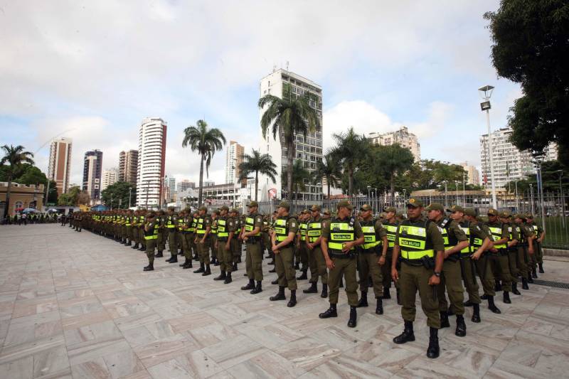 Cerca de 2 mil alunos do curso de formação de praças da Polícia Militar cumprem neste sábado (12) uma etapa importante da preparação: eles saem pela primeira vez às ruas, no estágio supervisionado, para vivenciar situações reais da carreira e, ao mesmo tempo, reforçar o policiamento ostensivo. Em Belém, cerca de 500 homens e mulheres se concentraram na Praça Santuário, em frente à Basílica de Nazaré, e saíram, em seguida, para diversos pontos da capital. A ação faz parte do pacote de medidas de combate à criminalidade e reforço da segurança pública anunciado pelo Governo do Estado.
FOTO: SIDNEY OLIVEIRA / AG. PARÁ
DATA: 12.05.2018
BELÉM - PARÁ <div class='credito_fotos'>Foto: Sidney Oliveira/Ag. Pará | <a href='/midias/2018/originais/88da0347-9874-4dd4-820a-2044b594e776.jpg' download><i class='fa-solid fa-download'></i> Download</a></div>