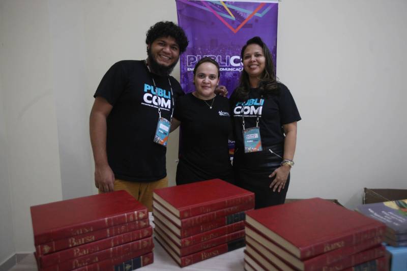 “Receber o Publicom foi um presente”. Foi assim que a jornalista Elizabeth Ribeiro, que trabalha em uma empresa de publicidade em Marabá definiu o Encontro de Comunicação do Pará. “Nós, comunicadores, quando queremos buscar qualificação, sempre temos que sair de Marabá. O nosso mercado na oferta de cursos e palestras ainda é muito carente, por isso esse momento foi de um aprendizado tamanho”, destacou. O Publicom em Marabá, que teve mais de 300 inscrições, chegou ao fim nesta sexta-feira, 23, com um ciclo de palestras. A primeira “Novo Jornalismo e as Fakes News – A Credibilidade em Pauta” foi mediada pelo secretário de Comunicação do Estado, Daniel Nardin. O assunto foi debatido pela jornalista, apresentadora da TV Cultura do Pará e professora da Universidade da Amazônia, Renata Ferreira, pelo jornalista José Eduardo Ferreira do Vale, do Blog Zé Dudu de Parauapebas, e pelo jornalista especializado em Jornalismo Investigativo, Ulisses Pompeu. Na foto, a administradora de empresas Leomara Dea Scapin (c).
FOTO: MARCELO LELIS / AG. PARÁ
DATA: 23.03.2018
MARABÁ - PARÁ <div class='credito_fotos'>Foto: Marcelo Lelis / Ag. Pará | <a href='/midias/2018/originais/88e0da6f-6878-42fd-bef4-f19b3c6aca7d.jpg' download><i class='fa-solid fa-download'></i> Download</a></div>