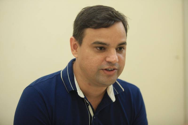 O estudante João Rabelo, 18 anos, começou a semana nesta segunda-feira, 3, comemorando sua primeira carteira de trabalho. O documento foi tirado na sede da Secretaria de Justiça e Direitos Humanos. “Foi tudo muito rápido, agendei em uma sexta-feira e pouco mais de uma  semana depois ela está aqui. Agora é só mostrar para o meu patrão e iniciar minha carreira de trabalhador em uma pousada”, disse o jovem. A carteira de João foi uma das 7.922 carteiras de trabalho emitidas pela Sejudh neste ano de 2018. Cerca de 60% delas foram no interior do estado, em mais de 40 municípios visitados pela Sejudh. “ Nosso diferencial é esse. Somos o único órgão que vai até o cidadão no interior, proporcionando esse serviço”, disse  Eliandro Kogempa (foto), diretor de Cidadania e Direitos Humanos da Sejudh. Há dois anos, as carteiras de trabalho passaram a ser informatizadas, com mais segurança ao cidadão e ao órgão emissor.  “O balanço que fazemos é positivo. Estamos com uma média de 30 agendamentos diários e entregamos a carteira de 3 a 4 dias úteis”, destacou Eliandro.

FOTO: THIAGO GOMES / AG. PARÁ
DATA: 03.12.2018
BELÉM - PARÁ <div class='credito_fotos'>Foto: Thiago Gomes /Ag. Pará   |   <a href='/midias/2018/originais/88e3d3aa-1c40-43f0-bb1c-28d187d4ee93.jpg' download><i class='fa-solid fa-download'></i> Download</a></div>