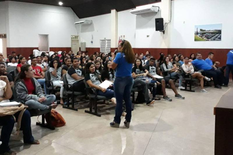 O Teatro Reinaldo Castanheira, no Centro Cultural de Paragominas (sudeste do Pará), recebe espetáculos teatrais e outros eventos no município, mas neste sábado (12) recebeu o “aulão” do Pro Paz Enem, promovido pela Fundação Pro Paz. A primeira aula do dia foi ministrada pela professora de Língua Portuguesa Jandaia Tavares (foto), da Secretaria de Estado de Educação (Seduc), que abordou as linguagens e seus códigos, fazendo relação com outras áreas do conhecimento.
FOTO: ASCOM PRO PAZ
DATA: 12.05.2018
PARAGOMINAS - PARÁ <div class='credito_fotos'>Foto: ASCOM PRO PAZ | <a href='/midias/2018/originais/88e5c171-7d6d-412f-b3b0-afb1448ee3f5.jpg' download><i class='fa-solid fa-download'></i> Download</a></div>