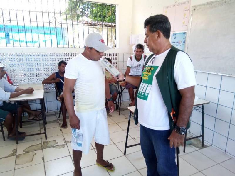 Cuidados com os animais e manutenção das rodas para circulação na areia não são disciplinas habituais nos cursos de capacitação de motoristas promovidos pelo Departamento de Trânsito do Estado (Detran), mas são essenciais no curso (foto) que o órgão, desde a última semana, realiza na Vila de Algodoal, município de Maracanã, na região nordeste, direcionado aos carroceiros que atuam como condutores de charretes, único veículo que pode circular por uma das praias mais bonitas do litoral paraense. Com carga horária de 30 horas, a formação visa formar condutores em condições de garantir a própria segurança, dos passageiros e pedestres, além de enfatizar os cuidados para o bem-estar dos animais e proporcionar um transporte de qualidade. Realizado em parceria com a Secretaria de Estado de Turismo (Setur), o curso começou no último dia 5 e prossegue até o próximo dia 14, reunindo cerca de 60 condutores, que estão sendo capacitados para prestação do serviço de locomoção à população e turistas, que procuram a ilha não só durante as férias de julho.

FOTO: ASCOM / DETRAN
DATA: 12.06.2018
MARACANÃ - PARÁ <div class='credito_fotos'>Foto: ASCOM DETRAN   |   <a href='/midias/2018/originais/88eaa9e0-c106-4128-bc74-a9b1c9843e24.jpg' download><i class='fa-solid fa-download'></i> Download</a></div>