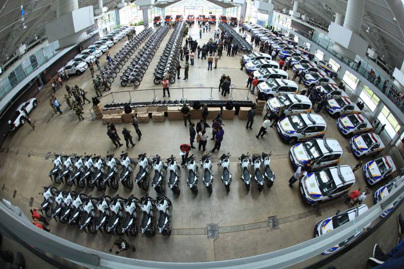 Com a entrega de mais 359 veículos (foto), somente esta semana, o Governo do Pará reforçou a atuação da área de segurança pública em todo o Estado. Todos os veículos auxiliarão no combate a criminalidade e a manutenção da segurança em todo o território paraense. Boa parte desses veículos foi destinada diretamente para as guardas municipais, numa ação integrada com as Prefeituras, por meio da Secretaria de Segurança Pública e Defesa Social (Segup) com articulação da Secretaria de Municípios Sustentáveis, que define em conjunto com os municípios, a agenda de prioridades. A última etapa da entrega ocorreu nesta quinta-feira (5), no Hangar – Centro de Convenções da Amazônia.
FOTO: RODOLFO OLIVEIRA / AG. PARÁ
DATA: 05.07.2018
BELÉM - PARÁ <div class='credito_fotos'>Foto: Rodolfo Oliveira/Ag. Pará | <a href='/midias/2018/originais/88eaeacd-5551-46b9-811c-903ff62d148b.jpg' download><i class='fa-solid fa-download'></i> Download</a></div>