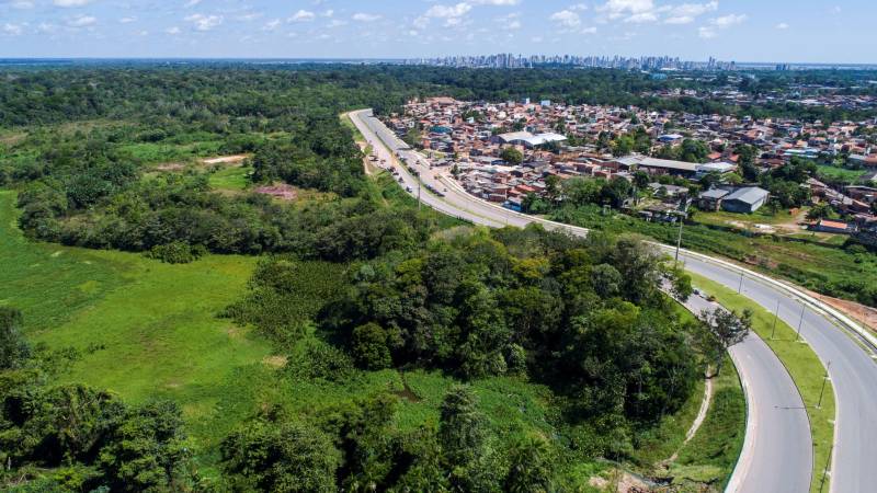 Com a chegada do verão, as obras de prolongamento da Avenida João Paulo II (foto) entram em ritmo acelerado. A partir do final desta semana, o número de operários envolvidos na obra, que hoje chega a 350, vai passar a ser de 600, o que garantirá maior celeridade na conclusão das obras, previstas para até o final de julho. “Faltam menos de 10% para que a gente conclua toda a obra. São detalhes de pavimentação nas vias de acesso, calçada, gradil, iluminação, o que a gente chama de acabamento. E nesse acabamento, incluímos também as passarelas, que são montadas fora e, a partir daí, são levadas para o canteiro de obra e colocadas em seus devidos lugares. As passarelas são importantes para segurança dos pedestres que vão precisar atravessar a João Paulo. Da mesma forma, a sinalização horizontal e vertical são fundamentais para circulação dos pedestres, motoristas, motociclistas e ciclistas por toda a avenida. A expectativa é que possamos entregar o mais breve possível o prolongamento da Avenida João Paulo II à população, de forma a garantir melhoria da qualidade de vida, saúde, lazer, mobilidade e mais segurança para quem mora nessa área”, informa o diretor geral do Núcleo de Gerenciamento de Transportes Metropolitano (NGTM), César Meira. 

FOTO: SECOM
DATA: 12.06.2018 
BELÉM - PARÁ <div class='credito_fotos'>Foto: Secom   |   <a href='/midias/2018/originais/88f0ff09-9602-4ac3-a222-639df9ef06db.jpg' download><i class='fa-solid fa-download'></i> Download</a></div>
