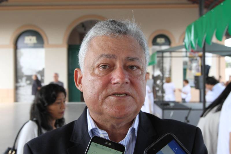 O Governo do Pará entregou nesta quarta-feira, 26, o prédio restaurado da antiga Estação de Trem de Icoaraci. A entrega foi feita pelo governador Simão Jatene. “Estamos recuperando um pedaço importante da história de Belém, de todo o Pará”, disse o governador. Após cinco meses de reforma, a antiga Estação Ferroviária de São João de Pinheiro, atual Icoaraci, foi entregue totalmente restaurada. Há pelo menos 35 anos, o espaço era ocupado pela Cooperativa de Artesãos de Icoaraci (Coarti) e agora vai servir para comercialização e exposição de artesanato, além de espaço para eventos culturais. “Será um espaço multiuso, para manifestações culturais, manifestações sociais e, claro, para a comercialização de artesanato, que é o carro-chefe de Icoaraci”, disse o secretário de estado de Desenvolvimento Econômico, Mineração e Energia (Sedeme), Hildegardo Nunes (foto).

FOTO: CRISTINO MARTINS / AG. PARÁ
DATA: 26.12.2018
ICOARACI - PARÁ <div class='credito_fotos'>Foto: Cristino Martins/Ag. Pará   |   <a href='/midias/2018/originais/89021940-d26a-40bb-9403-c3fb0ef4ff98.jpg' download><i class='fa-solid fa-download'></i> Download</a></div>