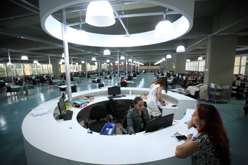 Biblioteca Pública Arthur Vianna, localizada no prédio do Centur. Com mais de 140 anos, o local é uma das principais referências na área em Belém, recebendo uma média de mil usuários por dia. Antes da popularização de instrumentos tecnológicos e sites especializados, a “biblioteca do Centur”, como é conhecida, era uma das principais fontes de pesquisa para alunos de todos os níveis de ensino em Belém.
FOTO: MÁCIO FERREIRA / AG. PARÁ
DATA: 02.03.2018
BELÉM - PARÁ <div class='credito_fotos'>Foto: MÁCIO FERREIRA/ AG. PARÁ | <a href='/midias/2018/originais/89041341-525a-4bc1-b6c4-5e4b87f9de41.jpg' download><i class='fa-solid fa-download'></i> Download</a></div>