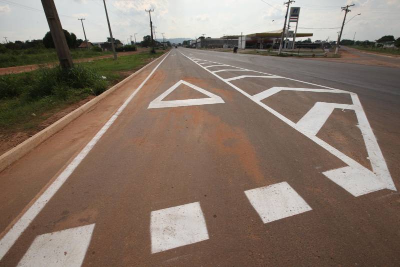 De Santa Maria das Barreiras a comitiva seguiu para Redenção, onde inaugurou mais de cinco quilômetros de restauração e pavimentação da PA-287 (foto), mais conhecida como Avenida Araguaia, a principal da cidade-sede. Em alguns trechos o asfalto contemplou quatro pistas. Os dois quilômetros finais foram duplicados pela Secretaria de Estado de Transportes (Setran), que investiu na obra R$ 10,5 milhões. Outros 10 km de vias pavimentadas, por meio da Secretaria de Estado de Desenvolvimento Urbano e Obras Públicas (Sedop), também foram inaugurados, resultado de um investimento de R$ 5,6 milhões. Dois quilômetros e meio de vias ainda estão sendo finalizados. O secretário Jorge Bittencourt destacou que outras obras serão entregues em breve à população, como a escola com 12 salas e a sede do Batalhão da Polícia Militar. Kleber Menezes também informou a lideranças do município de Cumaru do Norte que está sendo feita a manutenção da PA-287, desde Redenção até Conceição do Araguaia. “Estamos investindo mais de R$ 7 milhões em Cumaru, recuperando integralmente o trecho de Cumaru para a BR-158 e fazendo todas as oito pontes em concreto. Isso é o início da tão sonhada pavimentação da rodovia”, afirmou.
FOTO: MÁCIO FERREIRA / AG. PARÁ
DATA: 24.10.2018
REDENÇÃO - PARÁ <div class='credito_fotos'>Foto: MÁCIO FERREIRA/ AG. PARÁ | <a href='/midias/2018/originais/8906f301-ec1f-404f-acbc-1869e897f9c4.jpg' download><i class='fa-solid fa-download'></i> Download</a></div>