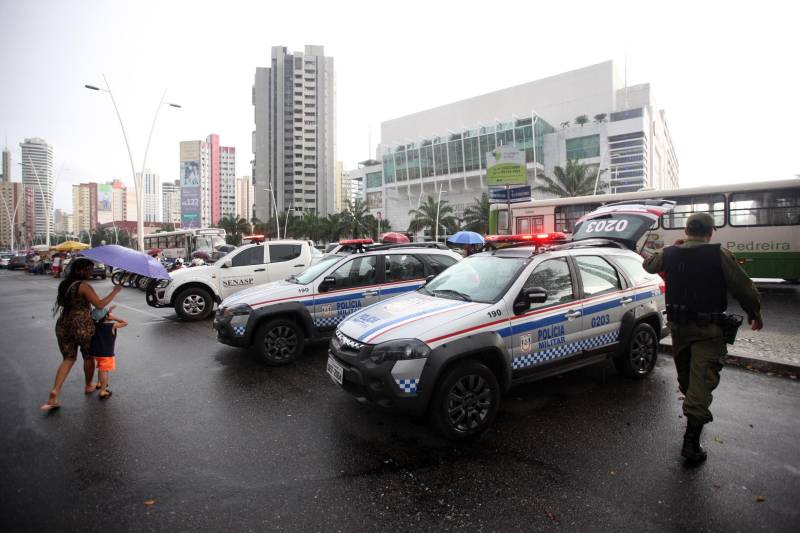 Na tarde de ontem, a Polícia Militar deflagrou a Operação “Polícia nas Ruas” (foto), o que levou um reforço de policiamento a oito bairros da capital. A partir das 16h, cerca de 80 militares de diversos batalhões, subordinados ao Comando de Policiamento da Capital I (CPC I), atuaram no incremento da segurança em toda a área do 2º Batalhão de Polícia Militar (2º BPM). Na Operação foram utilizadas sete viaturas e 25 motocicletas que, segundo o major Diógenes Braga, subcomandante do 2º BPM e comandante da Operação, serviram para dar apoio direto aos policiais que foram divididos no policiamento a pé, em pontos estratégicos dos bairros.
FOTO: THIAGO GOMES / AG. PARÁ
DATA: 05.05.2018
BELÉM - PARÁ <div class='credito_fotos'>Foto: Thiago Gomes /Ag. Pará | <a href='/midias/2018/originais/890d7d55-f879-437c-bcc7-06e70bde1bea.jpg' download><i class='fa-solid fa-download'></i> Download</a></div>