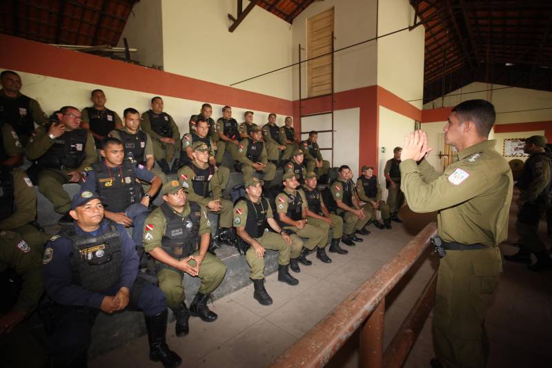 Trinta e oito agentes de segurança pública do Estado participam (foto), no Instituto de Ensino de Segurança Pública do Pará (Iesp), de um curso de especialização da Companhia Independente de Policiamento Escolar (Cipoe). A capacitação começou no dia 26 de fevereiro e vai até 23 de março, com aulas de segunda a sexta, nos turnos da manhã e tarde. Os agentes de segurança estão sendo treinados para atuar na segurança junto às comunidades escolares do Estado. Este é o segundo curso que acontece para a qualificação do policiamento escolar do Comando de Policiamento Especializado, através da Companhia Independente de Policiamento Escolar (Cipoe). O primeiro foi em 2017, e qualificou 40 policiais.
FOTO: CARLOS SODRÉ / AG. PARÁ
DATA: 13.03.2018
BELÉM - PARÁ <div class='credito_fotos'>Foto: Carlos Sodré/Agência Pará | <a href='/midias/2018/originais/890ee4b9-8bfb-40dc-a33a-331d5d2a3369.jpg' download><i class='fa-solid fa-download'></i> Download</a></div>