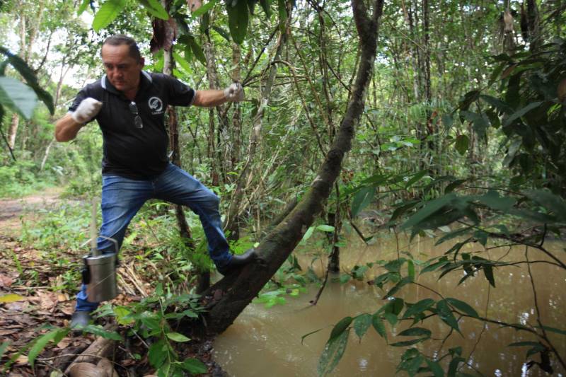 As ações do governo do Estado são imediatas no município de Barcarena, mais especificamente nas comunidades Bom Futuro e Vila Nova, localizadas na área das bacias de rejeitos da Hydro. A primeira medida é a coleta da água dos poços artesianos, para verificar se está própria para o consumo humano. Nesta sexta-feira (23), técnicos do Laboratório Central do Estado (Lacen) começaram o trabalho, que faz parte do conjunto de ações do grupo de trabalho montado pelo governo depois que o Instituto Evandro Chagas confirmou a contaminação da área.
FOTO: MÁCIO FERREIRA / AG. PARÁ
DATA: 23.02.2018
BARCARENA - PARÁ <div class='credito_fotos'>Foto: MÁCIO FERREIRA/ AG. PARÁ | <a href='/midias/2018/originais/890ee817-7bea-4e20-944f-eba87ccf4ecd.jpg' download><i class='fa-solid fa-download'></i> Download</a></div>