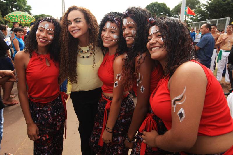 Moradores, comerciantes, militares e políticos da região da Ilha do Marajó comemoraram, nesta quarta-feira (24), junto ao governador Simão Jatene, a entrega do 18º Grupamento Bombeiro Militar, inaugurado hoje no município de Salvaterra. Quarenta e oito militares foram deslocados para o local, sendo 45 praças e três oficiais. O espaço conta com viaturas para atendimento a incêndios, salvamentos, resgates e uma lancha.O Coronel Antônio Zanelli, comandante geral do Corpo de Bombeiros, explicou a escolha do município para receber o grupamento. “Salvaterra foi escolhida estrategicamente para receber este quartel por ser a porta do Marajó. Salvaterra e Soure possuem forte apelo turístico. Antes, nosso tempo-resposta para a população daqui demorava até 1h30 minutos, já que vínhamos de Icoaraci, distrito de Belém. Agora a meta é atender o mais rápido possível os seis municípios da região do Marajó Ocidental”, explicou. Além de Salvaterra e Soure, a corporação atenderá os municípios de Cachoeira do Arari, Santa Cruz do Arari, Ponta de Pedras e Muaná.

FOTO: MÁCIO FERREIRA / AG PARÁ
DATA: 24.01.2018
SALVATERRA - PARÁ <div class='credito_fotos'>Foto: MÁCIO FERREIRA/ AG. PARÁ   |   <a href='/midias/2018/originais/891ec2ca-f9c4-4fb7-8ee6-a7b83b48a67b.jpg' download><i class='fa-solid fa-download'></i> Download</a></div>