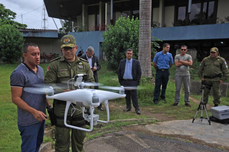 A Polícia Militar iniciou na manhã desta quarta-feira, 16, na sede do Comando Geral, em Icoaraci, o processo de habilitação ao 1º Curso de Operador de Aeronaves Remotamente Pilotadas (RPA - Remotely Piloted Aircraft), conhecidos popularmente como drones (foto), oferecido pela PM do Pará. Vinte candidatos participaram das avaliações psicológica e técnica. Na quinta-feira, 17, a previsão é de que os 23 inscritos sejam submetidos aos testes de aptidão. O resultado final das avaliações será divulgado até a próxima sexta-feira, 18. Os habilitados estarão credenciados a participar do curso previsto para o período de 21 a 25 deste mês. Na programação de hoje foram formados dois grupos, avaliados pela equipe do Centro Integrado de Psicologia e Assistência Social (Cipas). Em seguida os candidatos foram à parte prática, coordenado operacionalmente pelo cabo Antônio Donato, da Assessoria de Comunicação da PM.
FOTO: MÁCIO FERREIRA / AG. PARÁ
DATA: 16.05.2018
BELÉM - PARÁ <div class='credito_fotos'>Foto: MÁCIO FERREIRA/ AG. PARÁ | <a href='/midias/2018/originais/893010c3-f0fd-42b2-b092-ead752961867.jpg' download><i class='fa-solid fa-download'></i> Download</a></div>