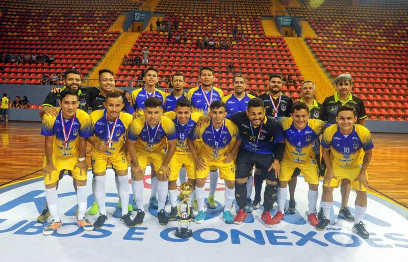 A OS Pará 2000 em parceria com a Federação de Futsal do Pará (Fefuspa) trouxe a quadra da Arena Mangueirinho, uma partida beneficente em favor das famílias que foram vítimas das fortes chuvas no município de Paragominas. A ação solidária movimentou as arquibancadas da Arena multiuso na tarde deste domingo (22). A equipe do Esmac de Ananindeua (foto) fez 8 a 1 sobre o time da UFRA, conquistando o título de campeã do torneio Bene Aguiar de Futebol de Salão, temporada 2018. Os torcedores que compareceram ao jogo beneficente colaboraram com 1kg de alimento não perecível.
FOTO: LEANDRO SANTANA / ASCOM PARÁ 2000
DATA: 22.04.2018
BELÉM - PARÁ <div class='credito_fotos'>Foto: LEANDRO SANTANA / ASCOM OS PARÁ 2000 | <a href='/midias/2018/originais/893127c7-dafd-4664-88d9-735fd017db7a.jpg' download><i class='fa-solid fa-download'></i> Download</a></div>