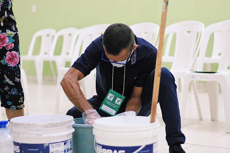 A oportunidade de refazer a vida e adquirir novas experiências profissionais foi proporcionada a quinze egressos por meio de uma parceria da Superintendência do Sistema Penitenciário do Estado (Susipe) com o Serviço Nacional de Aprendizagem Rural (Senar). A ação é realizada pela Coordenadoria de Educação Prisional da Susipe com a oferta do curso de "Produção Artesanal de Produtos de Higiene e Limpeza" que acontece no Núcleo de Desenvolvimento Educacional da Fábrica Esperança, em Belém.

FOTO: VELOSO JUNIOR / ASCOM SUSIPE
DATA: 05.11.2018
BELÉM - PARÁ <div class='credito_fotos'>Foto: Veloso Junior / Ascom Susipe   |   <a href='/midias/2018/originais/89397826-ed57-4611-b197-47d314df5291.jpg' download><i class='fa-solid fa-download'></i> Download</a></div>