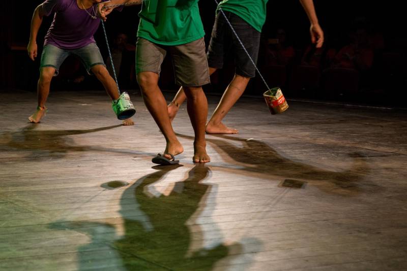 João*, de 17 anos, é natural de Bragança, nordeste do Pará. Há sete meses cumpre medida socioeducativa em uma unidade de internação do Estado após cometer um ato infracional no município onde reside. Mas na manhã desta terça-feira (5), em Belém, pôde vivenciar uma experiência inédita: participou de um espetáculo de teatro (foto) diante de dezenas de pessoas que se reuniram no Teatro Margarida Schivasappa, ao lado de outros 30 adolescentes e jovens privados de liberdade. Uma iniciativa pioneira no país que busca promover a ressocialização por meio da arte, fruto das atividades e oficinas pedagógicas realizadas dentro de espaços gerenciados pela Fundação de Atendimento Socioeducativo do Pará (Fasepa). “Eu nunca tinha vindo em um teatro e isso ficará marcado em mim”, disse o socioeducando. Tímido, ele revelou a vontade de deixar para trás os erros cometidos e seguir um futuro completamente novo, com os primeiros passos sendo dados hoje. “Isso despertou algo dentro de mim, pensar na minha vida e em sair do mundo das drogas. Quem sabe me tornar um ator?” divagou.

FOTO: FERNANDO SETTE / ASCOM IOE
DATA: 05.06.2018
BELÉM - PARÁ <div class='credito_fotos'>Foto: FERNANDO SETTE CÂMARA / ASCOM IOE   |   <a href='/midias/2018/originais/89437a2b-70ee-4261-bc11-a45b91d2e3aa.jpg' download><i class='fa-solid fa-download'></i> Download</a></div>