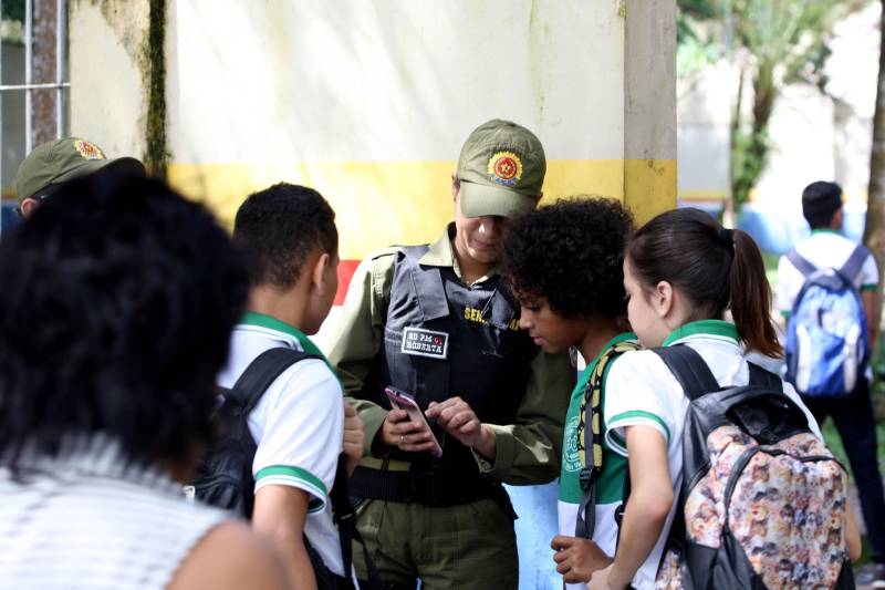 Uma das seis escolas da capital nas quais o Cipoe atua com o Plano de Segurança Escolar é a Escola Estadual Hilda Vieira (foto), no bairro da Marambaia. Lá estudam 1.300 alunos, do ensino fundamental à Educação de Jovens e Adultos (EJA), nos períodos matutino, vespertino e noturno.
FOTO: SIDNEY OLIVEIRA / AG. PARÁ
DATA: 30.05.2018
BELÉM - PARÁ <div class='credito_fotos'>Foto: Sidney Oliveira/Ag. Pará | <a href='/midias/2018/originais/8943f234-0d3c-432a-a794-dbb1b358b855.jpg' download><i class='fa-solid fa-download'></i> Download</a></div>