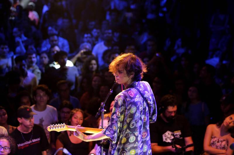 Uma noite de sons, ritmos e emoções. Assim pode ser definido o show da Mostra Protótipo, realizado na noite desta quinta-feira (21) no Teatro Universitário Cláudio Barradas, em Belém. Os artistas da Orquestra Pau e Cordista, Azul Dossel, A Troca, DK (foto), Inesita, Tula Tânia, Caruana, Gael Conhece o Mar, Pelé do Manifesto e Everton MC, e Toni Link levantaram o público do teatro com as 10 músicas selecionadas pela Cultura Rede de Comunicação no projeto.
FOTO: CAMILA LIMA / PORTAL CULTURA
DATA: 21.06.2018
BELÉM - PARÁ <div class='credito_fotos'>Foto: CAMILA LIMA / PORTAL CULTURA | <a href='/midias/2018/originais/894c3557-9ad8-44cc-a9e6-9628bbe80f15.jpg' download><i class='fa-solid fa-download'></i> Download</a></div>
