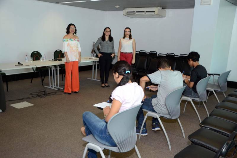 A programação da Feira nesta edição conta ainda com um concurso de redação (foto) promovido pela Secretaria de Estado de Educação (Seduc), em parceria com a Secretaria de Estado de Cultura (Secult) com o tema "Caminhos para paz". O concurso vai selecionar alunos representantes de Unidades Seduc na Escola (USE). Este ano, participam estudantes das USEs 7, 10, 13 e 15. "De cada uma, serão selecionados 15 alunos do 2º e 3º anos ensino médio. Aqueles que tiverem melhor desempenho vão representar a sua unidade. E aqui eles produzem a redação para ser avaliada pela banca julgadora", explicou a coordenadora do Sistema Estadual de Bibliotecas Escolares (Siebe), da Seduc, Arilene Piedade. A aluna Louíse Cordeiro, 15 anos, estudante do 2º ano na Escola Estadual Cornélio de Barros, no bairro da Marambaia, teve o apoio e orientação dos professores e um incentivo especial para produzir os seus textos. "Quando era mais nova, gostava de andar de patins, meus pais então tiveram a ideia de me pedir para fazer uma redação sobre o assunto, como forma de me incentivar e deu super certo", contou.
FOTO: ELISEU DIAS / ASCOM SEDUC
DATA: 04.06.2018
BELÉM - PARÁ <div class='credito_fotos'>Foto: Eliseu Dias / Ascom Seduc | <a href='/midias/2018/originais/894e7ac9-fc09-4019-8167-9e8da332f98a.jpg' download><i class='fa-solid fa-download'></i> Download</a></div>