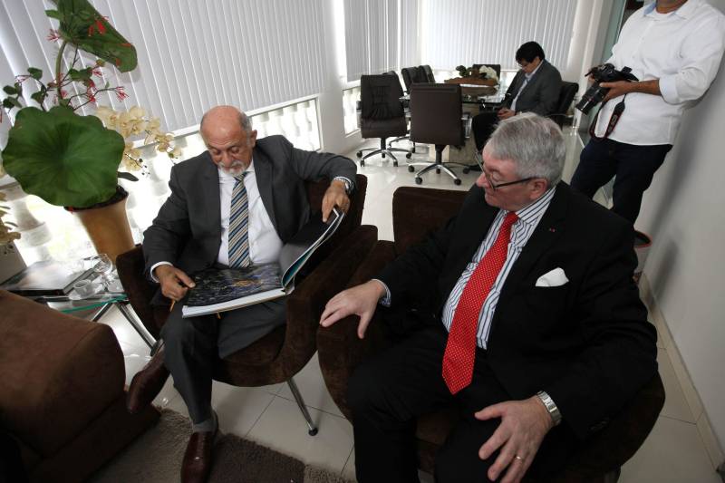 O Pará recebeu, pela segunda vez em menos de um mês, a visita de um representante internacional interessado em investir no estado. Após a visita do embaixador da Hungria, no dia 12 deste mês, foi a vez do embaixador da Bélgica, Dirck Loncke (d), ser recebido nesta terça-feira, 24, pelo governador Simão Jatene (e) no Palácio dos Despachos.
FOTO: ANTONIO SILVA / AG. PARÁ
DATA: 24.04.2018
BELÉM - PARÁ <div class='credito_fotos'>Foto: Antônio Silva/Ag. Pará | <a href='/midias/2018/originais/89565e57-a08a-4f52-9b81-2a7199520496.jpg' download><i class='fa-solid fa-download'></i> Download</a></div>