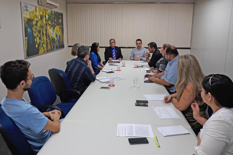 O auditor geral do estado do Pará, Roberto Paulo Amoras, participou de reunião, nesta terça feira (29), na sede do Centro Regional de Governo do Baixo Amazonas, no município de Santarém. Na ocasião, o auditor reforçou os mecanismos de controle interno praticados no estado e ressaltou a importância da utilização de procedimentos para que essa nova estrutura administrativa, implantada em 25 de janeiro deste ano, exerça sua atividade com mais segurança e propriedade. "O Centro Regional de Governo tem um objetivo muito claro: ser o grande articulador e promotor das políticas públicas regionalmente. Então, sua estruturação é recente, estamos com pouco mais de 100 dias e, portanto, os procedimentos dinamizados aqui são novos e a nossa intenção, a convite do secretário Olavo, é tentar de uma forma mais ágil possível estabelecer mecanismos de controle que serão importantes para que o Centro Regional possa exercer de uma forma mais segura suas atividades", explicou o auditor.
FOTO: SAMUEL ALVARENGA / SECOM
DATA: 29.05.2018
SANTARÉM - PARÁ
<div class='credito_fotos'>Foto: Samuel Alvarenga / Secom | <a href='/midias/2018/originais/895e7d4f-0d18-48cd-8ac6-4700334f19c1.jpg' download><i class='fa-solid fa-download'></i> Download</a></div>