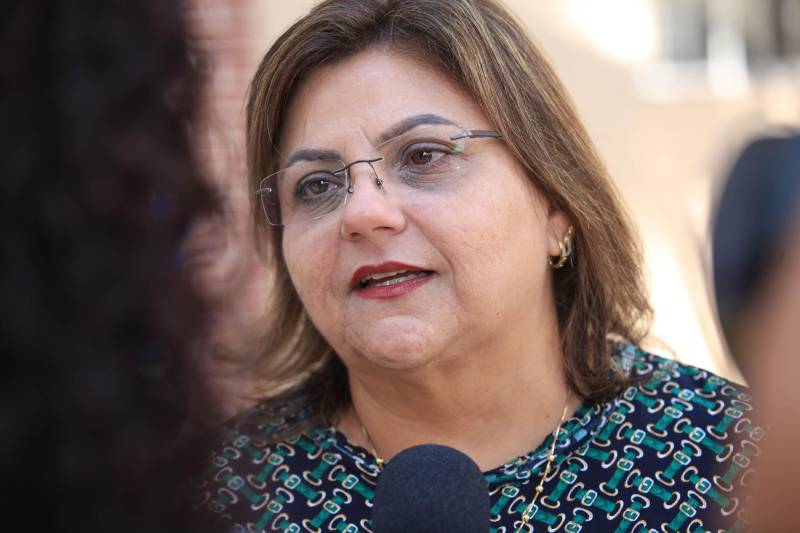 "Hoje vim para uma agenda de inauguração, mas vivi uma experiência de amor, que emana em cada ação dos alunos, professores, direção e de cada um que faz parte desta escola que se torna tão especial porque tem alma". A declaração foi feita pelo governador Simão Jatene, nesta terça, 27, durante a inauguração da obra de reforma e ampliação da Escola Álvares de Azevedo, localizada no Bairro de Batista Campos, em Belém. O governador transformou a inauguração em uma grande confraternização. Passou a tarde na Escola e fez questão de cantar e dançar com os alunos, que expressaram muita gratidão pela obra. Atendendo atualmente 436 alunos, a “Álvares de Azevedo” é uma Unidade Especializada dedicada à educação de estudantes com deficiência visual, e que trabalha nos eixos da educação e da habilitação. Na foto, a Secretária de Educação, Ana Cláudia Serruya Hage.
FOTO: MÁCIO FERREIRA / AG. PARÁ
DATA: 27.03.2018
BELÉM - PARÁ <div class='credito_fotos'>Foto: MÁCIO FERREIRA/ AG. PARÁ | <a href='/midias/2018/originais/8963bc83-0d26-4657-af6c-4c94a882ef60.jpg' download><i class='fa-solid fa-download'></i> Download</a></div>