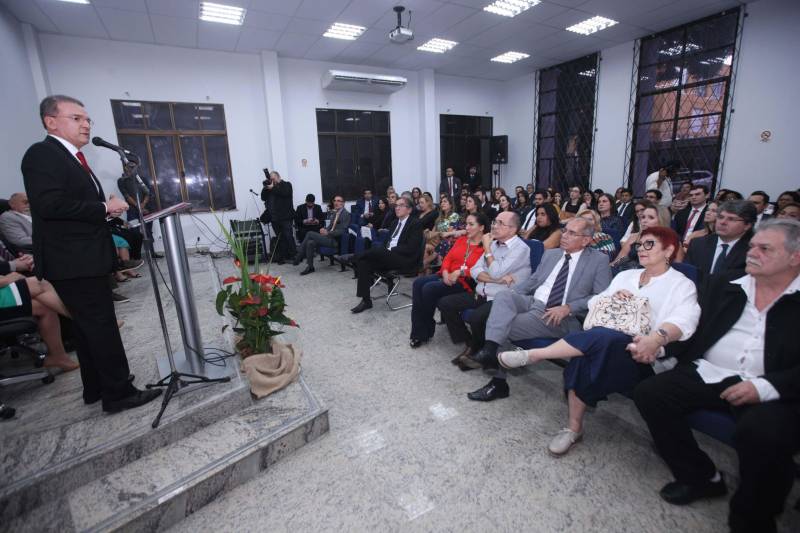 O Governo do Estado fez a entrega das novas instalações do prédio-sede da Procuradoria-Geral do Estado do Pará (PGE/PA), em Batista Campos, Belém, nesta quinta-feira (5). que envolvem obras de reforma e ampliação do órgão. Durante a cerimônia, o governador Simão Jatene assinou o Projeto de Lei que altera a Lei nº 6.813, de 25 de janeiro de 2017, que dispõe sobre a estruturação do Quadro de Apoio da PGE, a fim de ser encaminhado para apreciação à Assembleia Legislativa do Estado, em regime de urgência. O projeto propõe a transformação e a criação de novos cargos do quadro de servidores da atividade-meio, os quais poderão, inclusive, prestar apoio às atividades desenvolvidas pelos procuradores junto às secretarias de Estado. Os cargos serão ocupados por meio de concurso, na medida do interesse público e da disponibilidade orçamentária do Estado. As alterações propostas no Projeto de Lei devem-se às demandas judiciais expressivas das atividades da PGE e a anseios da categoria, como a reorganização da carreira em classes e referências, com definição de critérios para progressão e enquadramento funcional. A cerimônia teve a presença do procurador-geral do Estado, Ophir Cavalcante Junior (foto), presidente da Associação dos Procuradores do Estado do Pará (Apepa), Ary Lima Cavalcanti, presidente da Associação dos Servidores da Procuradoria-Geral do Estado do Pará (ASPGE), Brunna Valescka de Carvalho Silva, procuradores e servidores da instituição.
FOTO: CRISTINO MARTINS / AG. PARÁ
DATA: 05.04.2018
BELÉM - PARÁ <div class='credito_fotos'>Foto: Cristino Martins/Ag. Pará | <a href='/midias/2018/originais/896dbac6-c976-4b8e-9cae-5ee750204c89.jpg' download><i class='fa-solid fa-download'></i> Download</a></div>