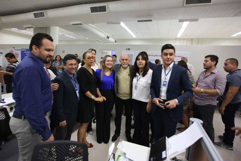 Carteira de identidade, habilitação e de trabalho. Seguro-desemprego, segunda via de boletos de água e multas de transito. Registros na Junta Comercial e DARFs de impostos. Registros de ocorrências na polícia e queixas ao Procon. Tudo num só lugar, rápido e fácil. O governador Simão Jatene (foto) entregou nesta sexta-feira, 04, à população a Estação Cidadania do Shopping Pátio Belém. É a sexta unidade de atendimento à população no estado do Pará. Num espaço de mais de mil metros quadrados, a população poderá contar com serviços de órgãos como: Banpará; Polícia Civil; Procon; Secretaria de Justiça e Direitos Humanos; Sistema Nacional de Empregos; Secretaria de Assistência Social, Trabalho e Renda; Junta Comercial do Estado, Secretaria da Fazenda, Cosanpa, Detran, Igeprev e Fundação Pro-Paz. Além desses, as novidades ficam por conta do Hemopa, oferecendo a possibilidade do cidadão doar sangue e da Secretaria Municipal de Mobilidade (Semob).
FOTO: ANTÔNIO SILVA / AG. PARÁ
DATA: 04.05.2018
BELÉM - PARÁ <div class='credito_fotos'>Foto: Antônio Silva/Ag. Pará | <a href='/midias/2018/originais/897336f7-cdfc-4e71-8264-3f4c3ff5bb84.jpg' download><i class='fa-solid fa-download'></i> Download</a></div>