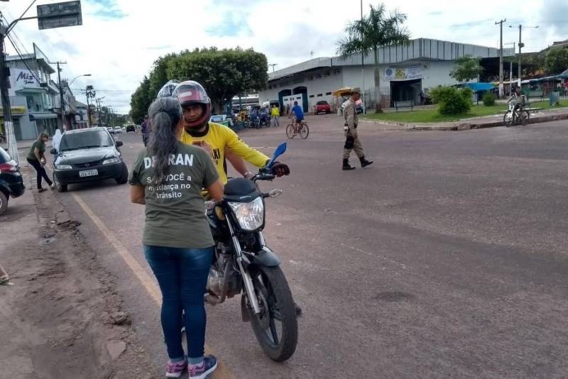 Mais de 40 municípios, em todo o Pará, irão receber ações educativas para o trânsito, promovidas pelo Departamento de Trânsito do Estado (Detran), ao longo do mês de maio. As atividades fazem parte da Operação Maio Amarelo, em apoio ao movimento nacional, instituído pela Organização das Nações Unidas (ONU), que visa colocar em pauta o tema segurança viária e mobilizar a sociedade como um todo para o combate aos altos índices de acidentes no trânsito.
FOTO: ASCOM DETRAN
DATA: 02.05.2018 <div class='credito_fotos'>Foto: ASCOM DETRAN | <a href='/midias/2018/originais/897edd41-fbfd-4355-8787-5c91adba11d9.jpg' download><i class='fa-solid fa-download'></i> Download</a></div>