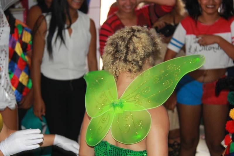 Jovens que cumprem medida socioeducativa de internação no Centro Socioeducativo Feminino (Cesef), localizado em Ananindeua, na Região Metropolitana de Belém, participaram nesta sexta-feira (09) de uma programação carnavalesca, ao lado de servidores da unidade, convidados e familiares. A iniciativa tem o objetivo de proporcionar novas experiências artísticas e culturais, com viés pedagógico, às socioeducandas, a fim de colaborar para a formação cidadã e a reinserção social. A festa foi embalada por antigas marchinhas de Carnaval e sambas- enredo autorais da socioeducação, tocados por percussionistas da Ação Talentos.
FOTO: ALBERTO PASSOS / ASCOM FASEPA
DATA: 09.02.2018
BELÉM - PARÁ <div class='credito_fotos'>Foto: ALBERTO PASSOS/ ASCOM FASEPA | <a href='/midias/2018/originais/8985b20f-0ed5-4721-8721-a2407bb27ea8.jpg' download><i class='fa-solid fa-download'></i> Download</a></div>