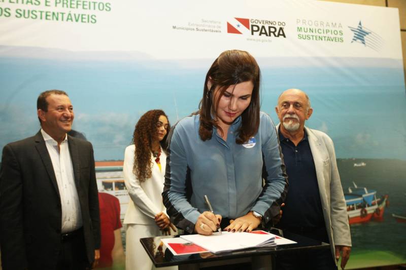 Prefeitos de 21 municípios assinaram, nesta quinta-feira (8), convênios e receberam do Governo do Estado mais de R$ 50 milhões em recursos para obras e serviços. A assinatura dos convênios marcou o encerramento da terceira reunião do Fórum Permanente de Prefeitas e Prefeitos dos Municípios Sustentáveis, no Hangar Convenções e Feiras da Amazônia, em Belém. O governador Simão Jatene recebeu os gestores durante a assinatura dos convênios. O presidente da Assembleia Legislativa do Estado, deputado Márcio Miranda; a secretária de Municípios Sustentáveis, Izabela Jatene; a secretária de Educação, Ana Cláudia Hage; e os deputados federais Nilson Pinto e Hélio Leite também participaram da cerimônia. Na foto, Diana Melo, prefeita de Santa Maria do Pará.
FOTO: SIDNEY OLIVEIRA / AG PARÁ
DATA: 08.02.2018
BELÉM - PARÁ <div class='credito_fotos'>Foto: Sidney Oliveira/Ag. Pará | <a href='/midias/2018/originais/898b838a-7da4-4c38-8fea-240739d301cb.jpg' download><i class='fa-solid fa-download'></i> Download</a></div>