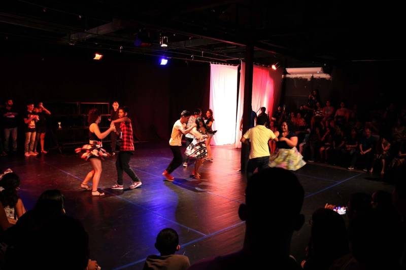 A técnica em massoterapia Edineulza Carvalho, 59 anos, descobriu um novo ofício durante as oficinas de arte que participou no núcleo Curro Velho da Fundação Cultural do Pará (FCP). Ela já fez 18 cursos no local, o mais recente voltado para a produção de presépios em cerâmica. Edineulza produziu dois presépios rústicos que emana a simbologia do nascimento de Cristo. “Participar das oficinas é uma terapia. A argila também é um material natural que ajuda em todos os sentidos na medicina natural. Hoje produzo minhas bijuterias em cerâmica e ganho um dinheiro extra”, comenta. Na foto, apresentações dos resultados das oficinas de artes cênicas e musicais.

FOTO: DIOGO VIANNA / ASCOM FCP
DATA: 03.12.2018
BELÉM - PARÁ <div class='credito_fotos'>Foto: Diogo Vianna/ Ascom FCP   |   <a href='/midias/2018/originais/89a19123-b011-432e-92f6-06a517f472c1.jpg' download><i class='fa-solid fa-download'></i> Download</a></div>