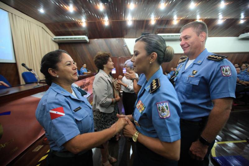 Cerca de 350 policiais femininas iniciaram, na manhã desta sexta-feira (23), no auditório da Universidade da Amazônia, o I Encontro de Mulheres Policiais. O evento faz parte das comemorações pelos 200 anos da Polícia Militar do Pará, celebrado em 2018. A proposta do encontro é proporcionar trocas de experiências profissionais e pessoais entre o efetivo feminino da Polícia Militar do Pará, levantando discussões de temas relacionados às questões do gênero. A ideia do encontro surgiu depois que a PMPA abriu um espaço no site da corporação, para que os internautas enviassem sugestões de eventos que pudessem marcar os 200 anos da instituição no Estado.
FOTO: THIAGO GOMES / AG. PARÁ
DATA: 23.03.2018
BELÉM - PARÁ <div class='credito_fotos'>Foto: Thiago Gomes /Ag. Pará | <a href='/midias/2018/originais/89a615ee-a43a-4f6a-8f9c-993b4b91e6dd.jpg' download><i class='fa-solid fa-download'></i> Download</a></div>