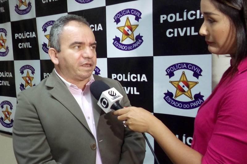 Dez dos 11 homicídios dolosos de policiais militares em 2018 já estão esclarecidos, alguns com autores presos ou identificados, e outros com autores mortos em confronto com policiais. A informação foi divulgada nesta quinta-feira (15), em entrevista coletiva na sede da Delegacia-Geral de Polícia Civil, em Belém. Rilmar Firmino (foto), delegado-geral de Policia Civil, e o coronel Hilton Benigno, comandante-geral da Polícia Militar do Pará.
FOTO: ASCOM POLÍCIA CIVIL
DATA: 15.03.2018
BELÉM - PARÁ <div class='credito_fotos'>Foto: Ascom Polícia Civil | <a href='/midias/2018/originais/89aa6a76-6af2-4e3b-ab05-6a81e4c46918.jpg' download><i class='fa-solid fa-download'></i> Download</a></div>