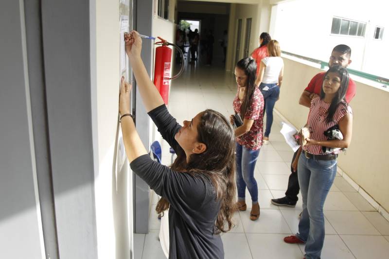 Um total de 27.938 candidatos se inscreveram para participar do concurso promovido pela Superintendência do Sistema Penitenciário do Estado (Susipe). Foram ofertadas 969 vagas e as provas iniciaram neste domingo (11), mas somente 22.875 compareceram. O balanço foi divulgado pela AOCP Concursos Públicos, organizadora do certame. No próximo domingo (18), a expectativa é a de que 11.939 candidatos façam prova para o cargo de agente prisional. A titular da Secretária de Estado de Administração (Sead), Alice Viana fez uma avaliação do concurso no final da tarde deste domingo. “A primeira etapa do concurso da Susipe foi um marco importante do sistema de gestão penitenciária, com a ampliação do efetivo de servidores para nível médio e superior. O concurso transcorreu dentro da normalidade e faz parte das medidas de combate a criminalidade, além de dotar o sistema de segurança das condições necessárias para o desenvolvimento do seu trabalho. Esperamos que no próximo domingo (18) quando será realizado o primeiro grande concurso para seleção de agentes prisionais, tudo ocorra dentro da normalidade também”, pontuou.
FOTO: AKIRA ONUMA / ASCOM SUSIPE
DATA: 11.03.2018
BELÉM - PARÁ <div class='credito_fotos'>Foto: Akira Onuma / Ascom Susipe | <a href='/midias/2018/originais/89c85e75-a11c-40aa-8e8a-55bdc91da7f8.jpg' download><i class='fa-solid fa-download'></i> Download</a></div>