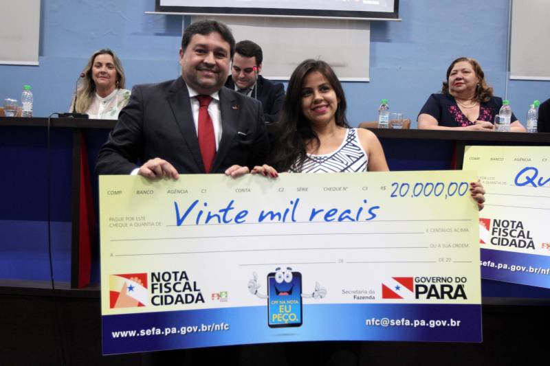 O Programa Nota Fiscal Cidadã, de estímulo à cidadania fiscal, realizou na tarde desta quinta-feira, 22, na sede da Ordem dos Advogados do Brasil (OAB), em Belém, a entrega simbólica dos prêmios do 22º sorteio, realizado no dia 14 de março. Os dois prêmios de R$ 20 mil foram sorteados para Priscila Souza de Paula (foto) e Rosana Pereira da Silva
FOTO: CRISTINO MARTINS / AG. PARÁ
DATA: 22.03.2018
BELÉM - PARÁ <div class='credito_fotos'>Foto: Cristino Martins/Ag. Pará | <a href='/midias/2018/originais/89cbb751-42cd-4d9f-88ca-26c6c5c5db80.jpg' download><i class='fa-solid fa-download'></i> Download</a></div>