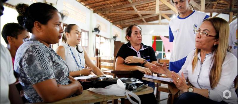 Sessenta e sete famílias afetadas pelas enchentes no municipio de Paragominas receberam o benefício eventual, um auxílio no valor de um salário mínimo, fornecido pelo período de três meses, para vítimas de calamidades. Ele integra o Sistema Único da Assistência Social (Suas). “O benefício eventual é uma resposta imediata para casos de calamidade e vem para dar suporte para estas famílias principalmente para alimentação e domicílio. É a fase inicial para que elas possam ir retomando a sua vida, até atingirem a normalidade”, explicou Ana Cláudia Costa, secretária adjunta da Secretaria de Estado de Assistência Social, Trabalho, Emprego e Renda (Seaster). Na foto, Ruth Campos (d), diretora de renda da Seaster.
FOTO: ASCOM / SEASTER
DATA: 07.05.2018
PARAGOMINAS - PARÁ <div class='credito_fotos'>Foto: ASCOM / SEASTER | <a href='/midias/2018/originais/89cf4f9d-7819-4044-8a82-a2e372c8a3cd.jpg' download><i class='fa-solid fa-download'></i> Download</a></div>