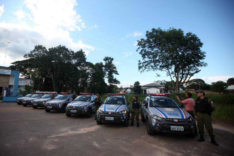 Os batalhões de Policiamento da PM de Barcarena e Abaetetuba (foto), no Baixo Tocantins, receberam na tarde desta quinta-feira (21), 14 viaturas e 20 motocicletas para o reforço da segurança pública nas cidades. Os dois municípios pertencem ao Comando de Policiamento Regional IX, que realiza o policiamento em 10 municípios da região. O CPR IX também está formando 134 novos policias que deverão ser integrados ao policiamento no mês de julho. Participaram da entrega o comandante geral da PM, coronel Hilton Benigno, o presidente da Assembleia Legislativa do Pará (Alepa), deputado estadual Márcio Miranda e os deputados Ana Cunha e Celso Sabino. O coronel Hilton Benigno comentou que toda a frota de veículos da PM foi renovada. “A renovação traz melhores condições de trabalho ao policial”, afirmou.
FOTO: THIAGO GOMES / AG. PARÁ
DATA: 21.06.2018
ABAETETUBA- PARÁ <div class='credito_fotos'>Foto: Thiago Gomes /Ag. Pará | <a href='/midias/2018/originais/89d23143-03a8-4761-9a5a-dc4420ae40f4.jpg' download><i class='fa-solid fa-download'></i> Download</a></div>