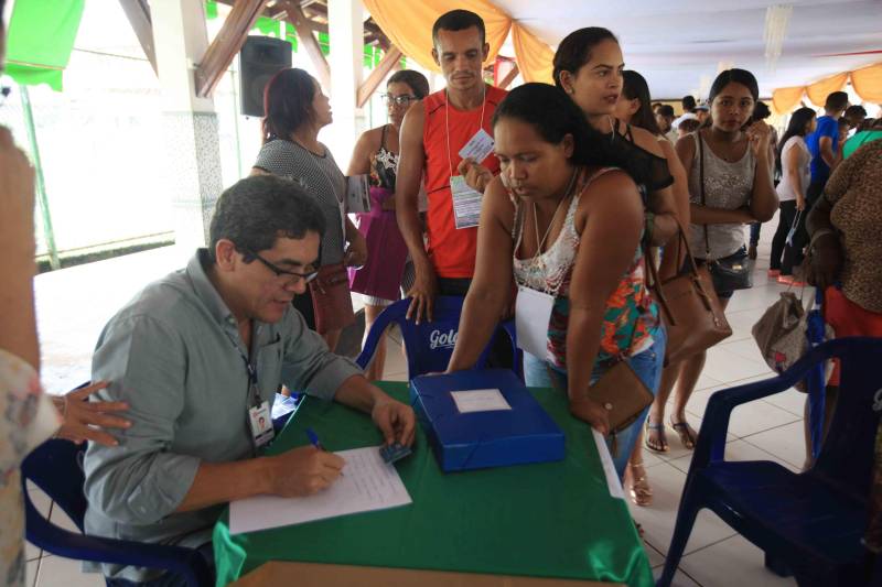 Mais de 300 produtores compareceram à arena Bira's, em Igarapé-Miri, no nordeste paraense, na manhã de quinta-feira (15), em busca de informações sobre crédito, qualificação profissional, regularização fundiária e cadeia produtiva. O público foi atendido pela "Caravana Pará 2030 - Igarapé-Miri", promovida pelo governo do Estado, que levou ao município os serviços de várias secretarias, bancos e instituições ligadas à produção e à intermediação de negócios.
FOTO: RODOLFO OLIVEIRA / AG. PARÁ
DATA: 16.03.2018
IGARAPÉ-MIRI - PARÁ <div class='credito_fotos'>Foto: Rodolfo Oliveira/Ag. Pará | <a href='/midias/2018/originais/89d97913-0590-4d76-9c54-0ac0153bf035.jpg' download><i class='fa-solid fa-download'></i> Download</a></div>