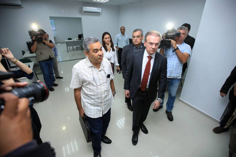 O Governo do Estado do Pará iniciou, nesta terça-feira (6), a transição da administração ao futuro governo. Na sede da Procuradoria Geral do Estado, o Procurador-geral, Ophir Cavalcante Júnior e o Auditor-geral do Estado, Roberto Amoras, receberam o ex-deputado Parsifal Pontes, coordenador da quipe de transição do governador eleito, Hélder Barbalho. Após a reunião, os dois representantes governamentais visitaram as instalações que o gabinete de transição ocupará nas próprias dependências da Procuradoria Geral do Estado (foto).
FOTO: THIAGO GOMES / AG. PARÁ
DATA: 06.11.2018
BELÉM - PARÁ <div class='credito_fotos'>Foto: Thiago Gomes /Ag. Pará | <a href='/midias/2018/originais/89e29eb6-6550-49b8-b927-9da3456f5760.jpg' download><i class='fa-solid fa-download'></i> Download</a></div>