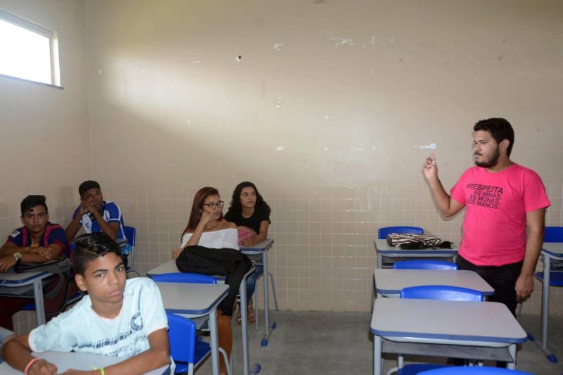 Um projeto de educomunicação (práticas de comunicação a serviço da educação) possibilita, desde 2017, que estudantes da rede estadual de ensino em Belém assimilem princípios e práticas da comunicação para aprendizagem e autodescoberta como cidadãos e protagonistas do processo comunicativo. O projeto “Tô ligado!” está presente nas escolas estaduais Ruth dos Santos Almeida, no Distrito de Icoaraci, e Manoel Leite Carneiro, no bairro do Tenoné, por iniciativa da Secretaria de Estado de Educação (Seduc) por meio da Unidade Seduc na Escola (USE 10). Até agora, 80 estudantes já participaram de oficinas do projeto, sempre aos sábados nas salas de aula das escolas. Na foto, o instrutor Jóbson Machado.
FOTO: ELISEU DIAS / ASCOM SEDUC
DATA: 23.03.2018
BELÉM - PARÁ <div class='credito_fotos'>Foto: Eliseu Dias / Ascom Seduc | <a href='/midias/2018/originais/89e5f5aa-2c3a-4ddc-bff1-5e511857b200.jpg' download><i class='fa-solid fa-download'></i> Download</a></div>