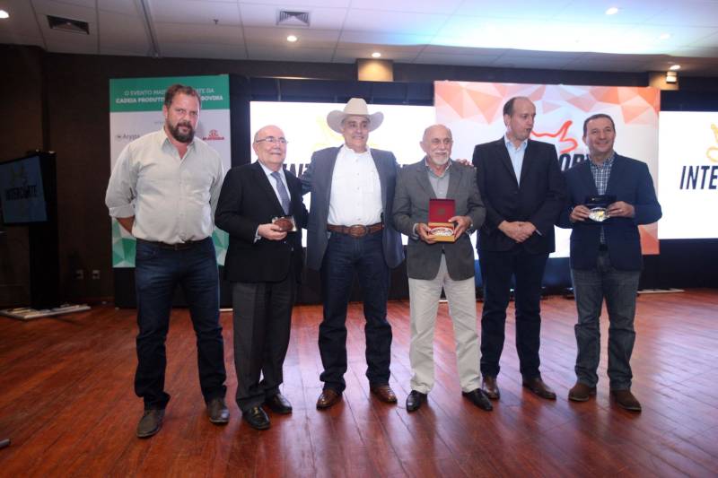 A pecuária é uma das principais cadeias produtivas do Pará, que se destaca no cenário nacional por possuir o quinto maior rebanho bovino, com mais de 20 milhões de cabeças. A importância do Estado na cadeia produtiva brasileira é destaque na InterCorte, evento que reúne iniciativas em prol do desenvolvimento do setor. A abertura, na noite desta segunda-feira, 21, no Carajás Centro de Convenções, em Marabá, sudeste paraense, contou com a presença do governador Simão Jatene, parlamentares e autoridades locais. O poder legislativo concedeu, ainda, a Medalha do Mérito Legislativo "Newton Miranda" (foto) para sete personalidades do setor produtivo agropecuário que tenham contribuído direta ou indiretamente para o engrandecimento do Estado.

FOTO: THIAGO GOMES / AG. PARÁ
DATA: 21.05.2018
MARABÁ - PARÁ <div class='credito_fotos'>Foto: Thiago Gomes /Ag. Pará   |   <a href='/midias/2018/originais/89e98ef6-3779-4ea2-b42e-4820ed86241c.jpg' download><i class='fa-solid fa-download'></i> Download</a></div>