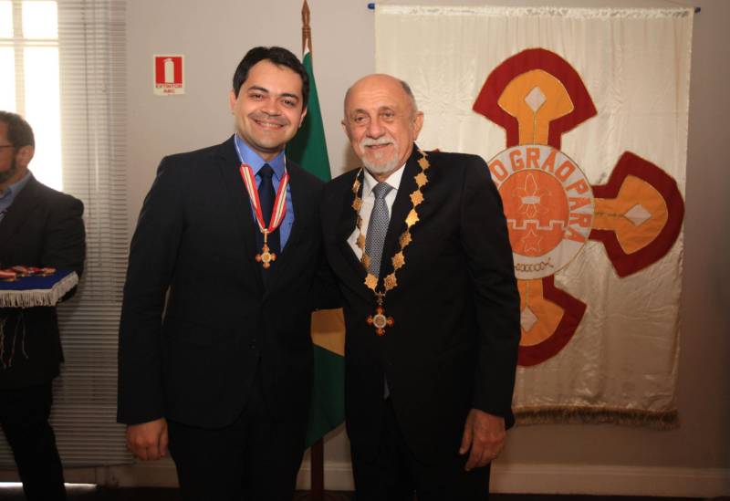 O Governo do Estado do Pará concedeu hoje 230 comendas do Mérito Grão-Pará (foto), a mais alta do Estado, a autoridades e servidores que se destacaram nos últimos oito anos de serviços prestados à população. “O ciclo que encerramos hoje não encerra nossa missão de servir ao público, porque uma vez servidores públicos, trabalhando em benefício da população, nunca mais deixamos de sê-lo, pois essa missão fica gravada em nossos corações”, disse o governador Simão Jatene aos agraciados. O governador entregou, pessoalmente, uma a uma as condecorações.  Das 230 medalhas, 14 foram no grau de Grande Oficial, 60 no grau de Comendador, 8 no grau de Oficial e 11 no grau de Cavaleiro aos servidores civis. Entre os militares, 4 receberam no grau de Comendador, 38 de Oficial e 109 no grau de Cavaleiro.

FOTO: CRISTINO MARTINS / AG. PARÁ
DATA: 31.12.2018
BELÉM - PARÁ <div class='credito_fotos'>Foto: Cristino Martins/Ag. Pará   |   <a href='/midias/2018/originais/89eeda9f-0758-45ed-bc02-2859055c947b.jpg' download><i class='fa-solid fa-download'></i> Download</a></div>