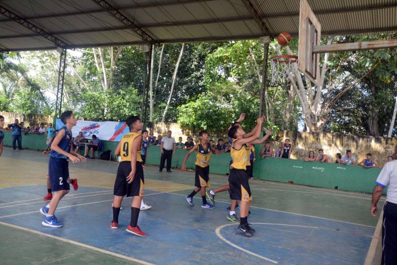 Criado nos Estados Unidos no início da década de 1890, o basquete é a modalidade que apontou os primeiros times campeões da terceira etapa regional dos Jogos Estudantis Paraenses (JEPs), em Igarapé-Açú. Na sexta-feira (18), os times de basquete masculino de Maracanã e o feminino de Castanhal conquistaram os primeiros lugares e são os campeões que vão disputar a etapa Estadual, em junho. Ao redor da quadra de esportes da Escola Cônego Calado, a torcida estava posicionada para acompanhar as partidas que anunciariam os medalhistas do basquete. A primeira disputa foi entre os times de Maracanã e Castanhal (foto), na categoria "A" (de 12 a 14 anos). Cada ponto marcado era comemorado pela torcida, que ao final do quarto tempo, pode celebrar a conquista do município de Maracanã, com placar de 21 pontos, contra 15 de Castanhal.
FOTO: RAI PONTES / ASCOM SEDUC
DATA: 19.05.2018
IGARAPÉ-AÇÚ - PARÁ <div class='credito_fotos'>Foto: Rai Pontes/Ascom Seduc | <a href='/midias/2018/originais/8a00aaaa-fc63-4a0e-a2f4-b32a687b3552.jpg' download><i class='fa-solid fa-download'></i> Download</a></div>