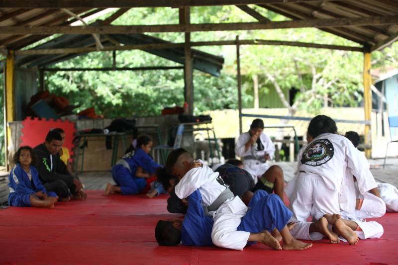 Na ilha de Urubuoca, 60 alunos do ensino fundamental, praticam artes marciais cujos instrutores são os próprios policiais da companhia. É o projeto “Ribeirinhos da Paz” constituído pelo Grupamento da Polícia Militar. O atendimento das comunidades já recebeu o reconhecimento de várias instituições, e recebe visitas de policiais de outras corporações, e atletas que se identificam com o projeto, como exemplo Michel Trator e referências do jiu-jitsu.
FOTO: MARCELO LELIS / AG. PARÁ
DATA: 27.04.2018
BELÉM - PARÁ <div class='credito_fotos'>Foto: Marcelo Lelis / Ag. Pará | <a href='/midias/2018/originais/8a00fa0e-b416-4321-bebb-42cb25e2b666.jpg' download><i class='fa-solid fa-download'></i> Download</a></div>