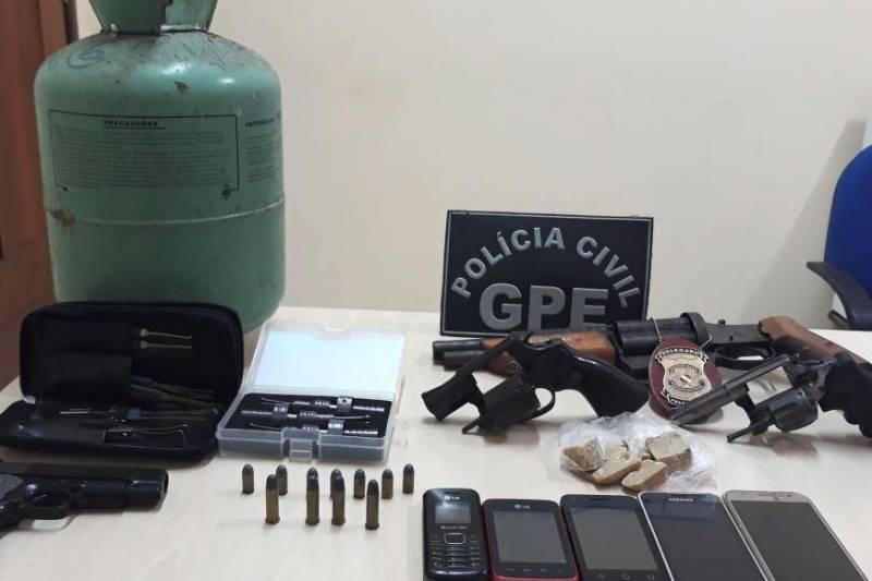 A Polícia Civil do Pará deu continuidade à operação policial para desarticular uma associação criminosa ligada a assaltos, homicídios e tráfico de drogas em Portel, na Ilha do Marajó. Dois homens e quatro mulheres foram presos, nesta quinta-feira (10), na ação deflagrada por policiais civis da delegacia do município e do Grupo de Pronto-Emprego (GPE), equipe tática da Polícia Civil.
FOTO: ASCOM POLÍCIA CIVIL
DATA: 10.05.2018
PORTEL - PARÁ <div class='credito_fotos'>Foto: Ascom Polícia Civil | <a href='/midias/2018/originais/8a02c308-5b22-4a0e-b6d6-e23189bf8df9.jpg' download><i class='fa-solid fa-download'></i> Download</a></div>