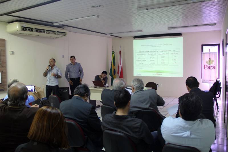 Mais de 1 milhão de turistas e R$ 686 milhões de reais foram gerados com a atividade turística no Pará em 2017. O estado alcançou a marca pelo quarto ano consecutivo, mesmo registrando uma queda de 2,5%. Os números mostram claramente que a recessão da economia nacional, nos últimos dois anos, puxou para baixo os resultados do setor em todo o País. Tanto que em termos de turistas internacionais, o Pará obteve crescimento de 1% no número de visitantes estrangeiros. Os dados foram apresentados pela Secretaria de Estado de Turismo (Setur) e o Departamento Intersindical de Estatísticas e Estudos Socioeconômicos do Pará (Dieese-PA), na manhã desta quarta-feira (7), para a imprensa e membros do trade turístico do estado.
FOTO: ASCOM SETUR
DATA: 07.03.2018
BELÉM - PARÁ <div class='credito_fotos'>Foto: ASCOM SETUR | <a href='/midias/2018/originais/8a038feb-2970-43d7-88e8-339112dccb53.jpg' download><i class='fa-solid fa-download'></i> Download</a></div>