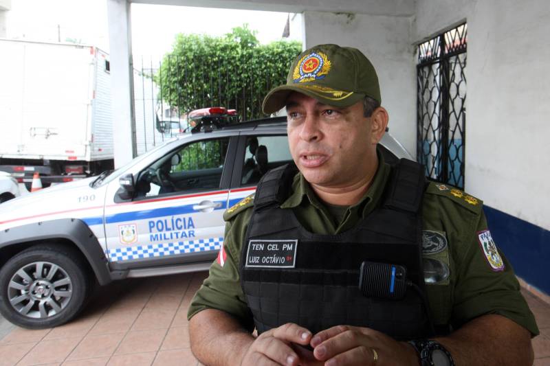 Durante todo o dia a Polícia Militar do Pará tem aumentado o número de operações que realiza em Belém e região metropolitana. Nesta quinta-feira (3), o 2º Batalhão da PM percorreu os bairros de Canudos, Terra Firme, Cidade Velha, Jurunas e Sacramenta realizando diversas operações, entre elas a “Polícia no Meu Bairro”, que previne a criminalidade no centro comercial de Belém e nos grandes corredores da capital, e a “Saturação”, que visa reprimir os crimes de tráfico de drogas, roubo e furto. Mais de 20 policiais trabalham para percorrer trechos onde a mancha criminal é alta nessas localidades, objetivando, principalmente, inibir os crimes. “Depois da ordem do Governador do Estado em trazer policiais da atividade meio para a atividade fim, ou seja, diminuir o número de PMs na atividade administrativa, aumentamos o nosso contingente, dando mais ostensividade ao trabalho. Hoje estamos nas ruas com 20 viaturas, o dobro do que tínhamos antes, tudo para diminuir os índices de violência e dar mais segurança ao cidadão”, explicou o tenente coronel Luiz Otávio Raiol (foto), comandante do 2º Batalhão de Polícia Militar.
FOTO: MARCELO LELIS / AG. PARÁ
DATA: 03.05.2018
BELÉM - PARÁ <div class='credito_fotos'>Foto: Marcelo Lelis / Ag. Pará | <a href='/midias/2018/originais/8a0a95e5-1f7d-4a7c-9a95-5229d02f195b.jpg' download><i class='fa-solid fa-download'></i> Download</a></div>