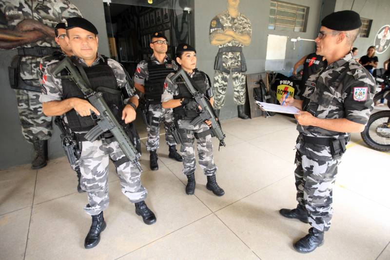 Além do gênero, ainda é um desafio para a mulher quebrar o paradigma de que a força e a bravura estão atreladas à estatura, peso e estrutura física. Mas a cabo Ana Farias (foto) está aí para fazer um contraponto dessa afirmação: com 1,59m de altura e menos de 50 quilos, ela não se deixa intimidar por ninguém. Não à toa. No histórico, ela carrega o pioneirismo de estar entre as primeiras duas mulheres da Rotam – Ronda Ostensiva Tático Metropolitana, uma das duas companhias do Batalhão de Policiamento Tático (BPOT). Dos 22 anos na PM, 16 são na Rotam. 

FOTO: MÁCIO FERREIRA / AG. PARÁ
DATA: 27.05.2018
BELÉM - PARÁ <div class='credito_fotos'>Foto: MÁCIO FERREIRA/ AG. PARÁ   |   <a href='/midias/2018/originais/8a1a63dc-0046-4013-89e7-52c21a8a1be3.jpg' download><i class='fa-solid fa-download'></i> Download</a></div>