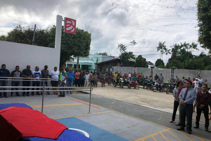 Os moradores de Oeiras do Pará contam agora com uma moderna agência do Banpará. O Banco, pioneiro no município localizado no Arquipélago do Marajó, foi inaugurado na manhã desta quarta-feira (12). Com essa nova agência, o Banpará passa a cobrir 100, dos 144 municípios do Estado, levando cada vez mais acesso aos serviços bancários as comunidades mais distantes da Capital paraense.

FOTO: ASCOM BANPARÁ
DATA: 12.12.2018
OEIRAS DO PARÁ <div class='credito_fotos'>Foto: Ascom Banpará   |   <a href='/midias/2018/originais/8a21b33b-d06b-448a-af22-aa6de21f794c.jpg' download><i class='fa-solid fa-download'></i> Download</a></div>